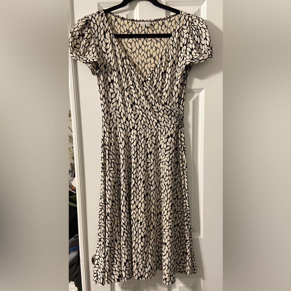 London Times Cream & Black Leaf Pattern V Neck Short Sleeve Midi Dress - Size 12